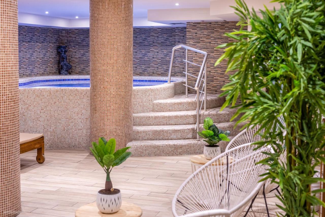 Hotell Tino & 4*
