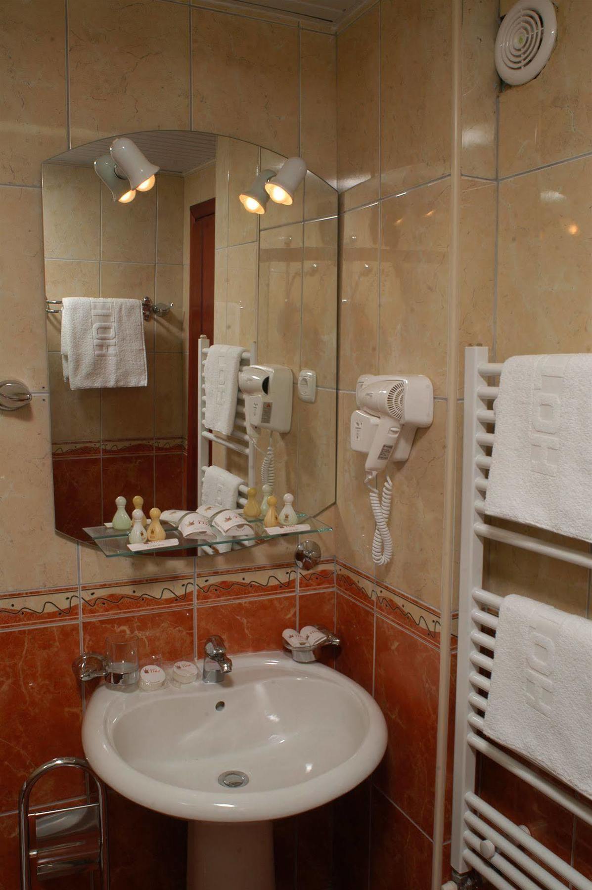 Hotell Tino & 4*